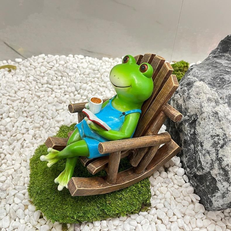 Lesender Frosch auf Schaukelstuhl, lustige Schreibtischdekoration aus Kunstharz und einzigartiges Geburtstagsgeschenk | RDW142