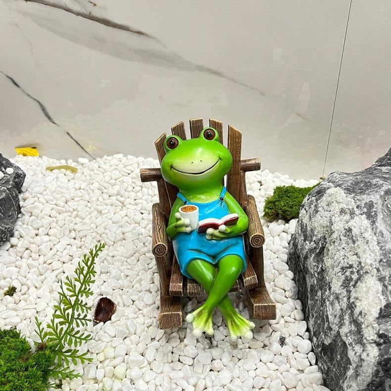 Lesender Frosch auf Schaukelstuhl, lustige Schreibtischdekoration aus Kunstharz und einzigartiges Geburtstagsgeschenk | RDW142