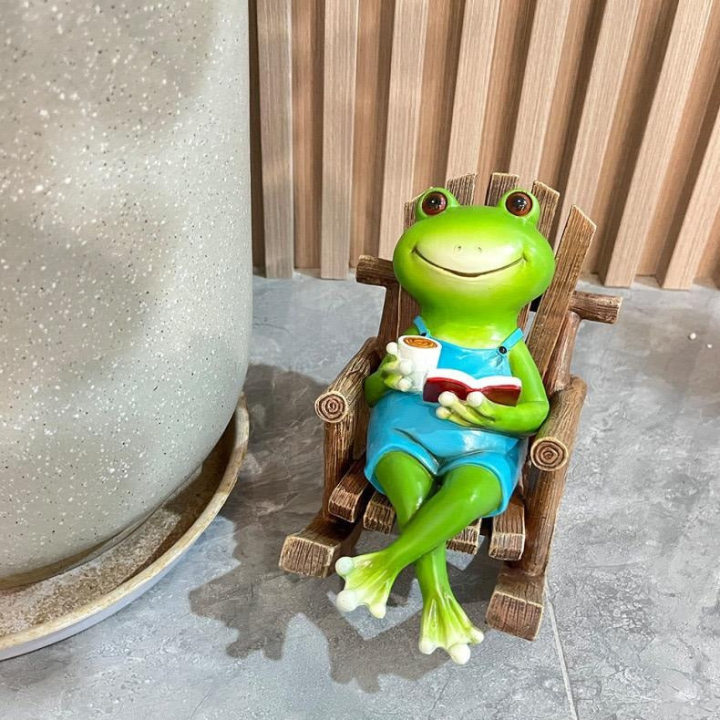 Lesender Frosch auf Schaukelstuhl, lustige Schreibtischdekoration aus Kunstharz und einzigartiges Geburtstagsgeschenk | RDW142