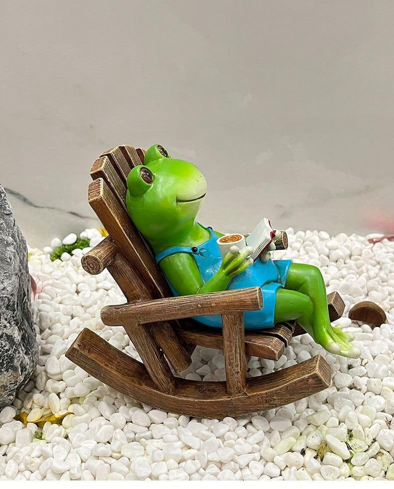 Lesender Frosch auf Schaukelstuhl, lustige Schreibtischdekoration aus Kunstharz und einzigartiges Geburtstagsgeschenk | RDW142