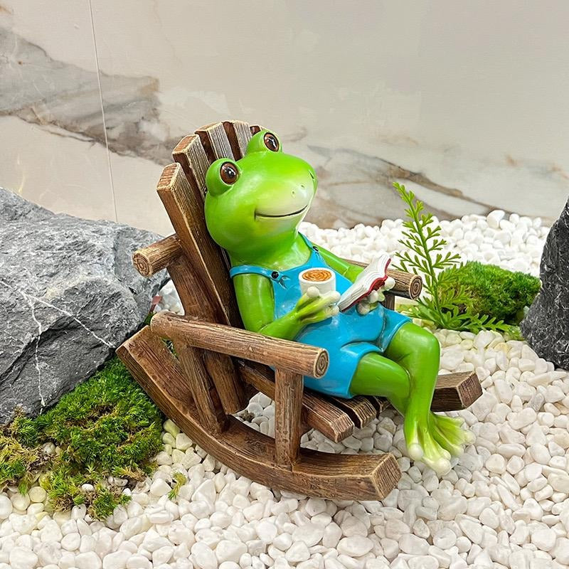 Lesender Frosch auf Schaukelstuhl, lustige Schreibtischdekoration aus Kunstharz und einzigartiges Geburtstagsgeschenk | RDW142