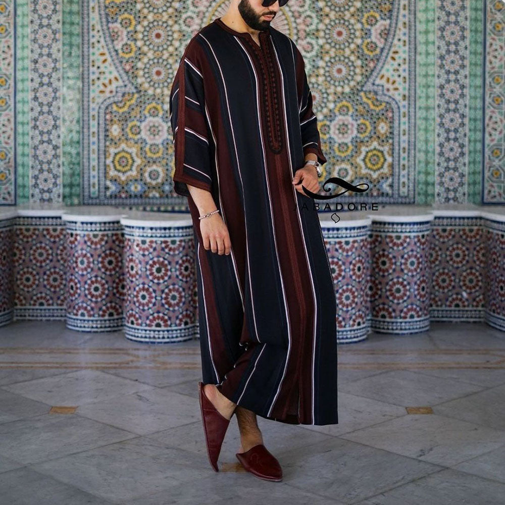 Arabischer schwarzer, locker sitzender muslimischer Herrenmantel mit dünnem Streifenmuster, eleganter Kaftan | 1133974