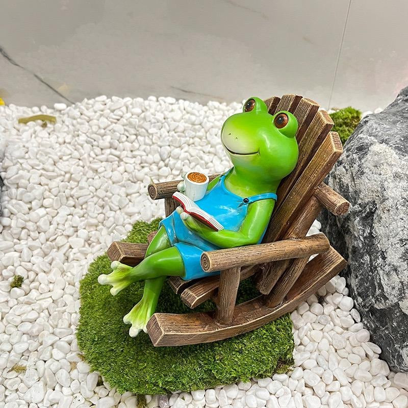 Lesender Frosch auf Schaukelstuhl, lustige Schreibtischdekoration aus Kunstharz und einzigartiges Geburtstagsgeschenk | RDW142