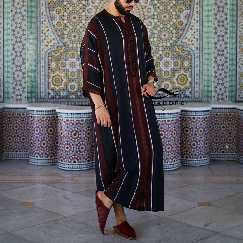 Arabischer schwarzer, locker sitzender muslimischer Herrenmantel mit dünnem Streifenmuster, eleganter Kaftan | 1133974