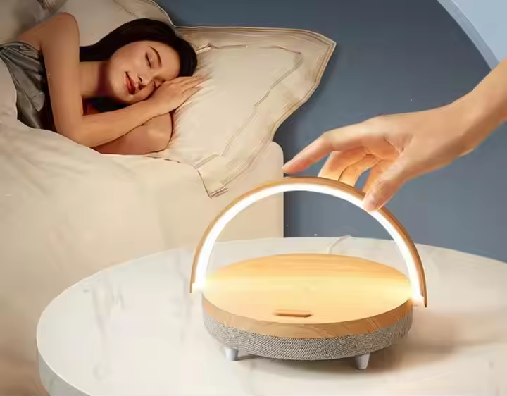 4-in-1-Nachttischlampe mit kabellosem Ladegerät, dimmbarem LED-Bluetooth-Lautsprecher, Telefonhalter und Nachtlicht als Geschenk | Ezvalo