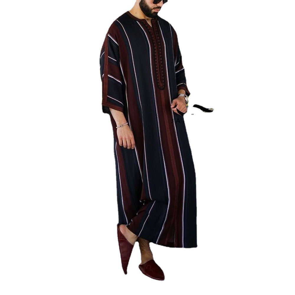 Arabischer schwarzer, locker sitzender muslimischer Herrenmantel mit dünnem Streifenmuster, eleganter Kaftan | 1133974