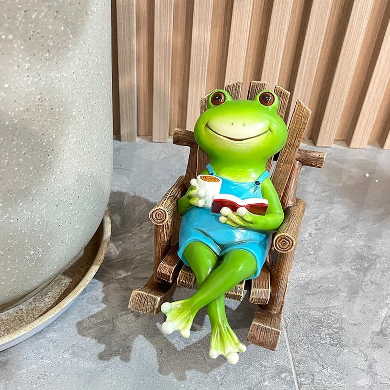 Lesender Frosch auf Schaukelstuhl, lustige Schreibtischdekoration aus Kunstharz und einzigartiges Geburtstagsgeschenk | RDW142