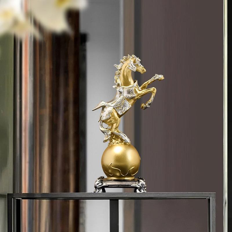 Goldene galoppierende Pferdestatue aus Kunstharz, handgefertigtes Ornament für Heim- und Bürodekoration | BY230822