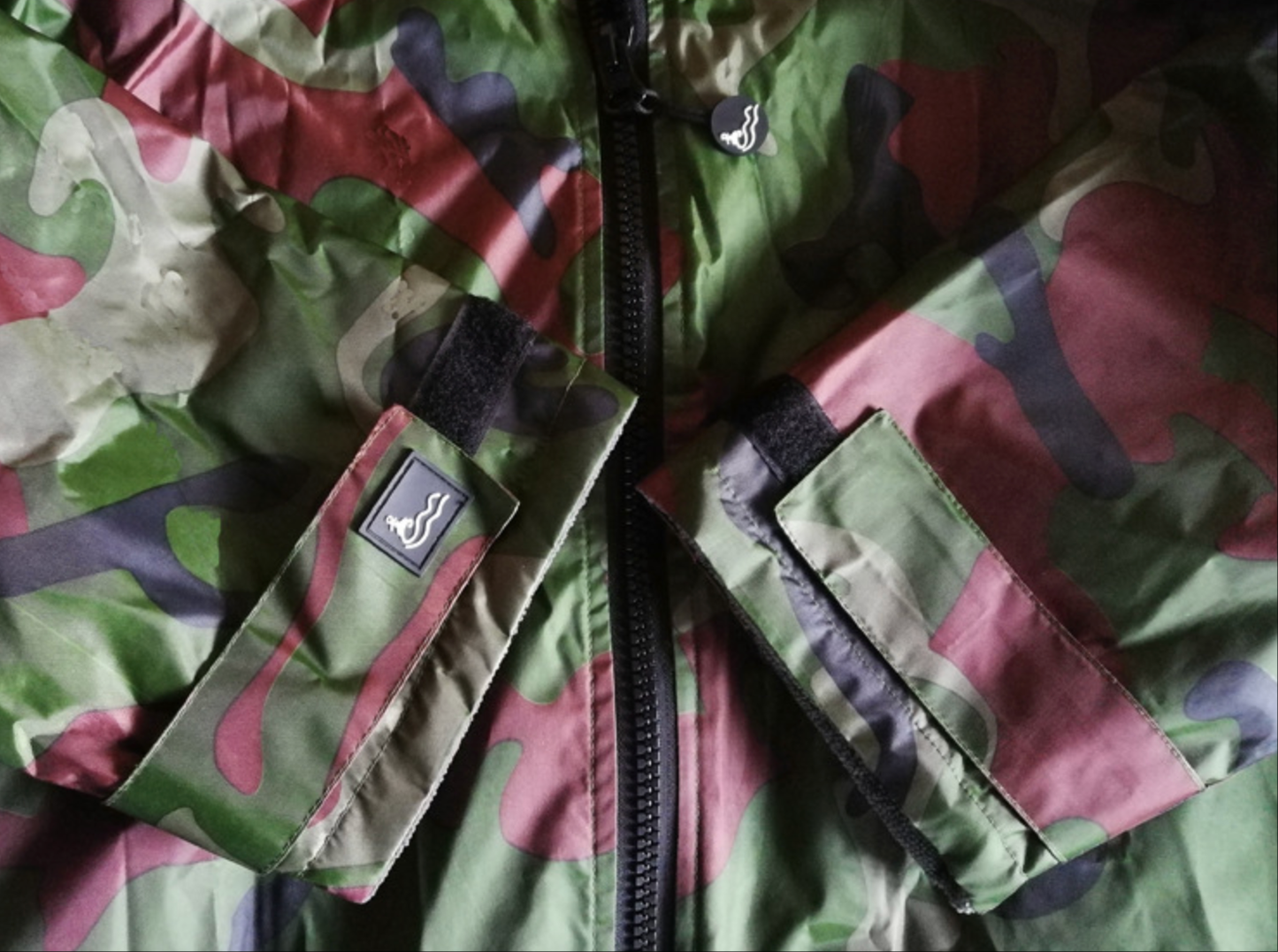 Unisex-Allwetter-Trockenmantel mit Kapuze und Camouflage-Muster – Wasserdichter, winddichter Schwimmparka mit Handtuchfutter | BCM022