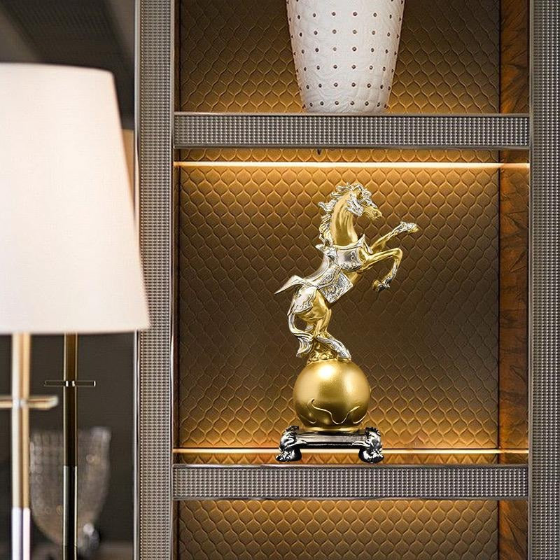 Goldene galoppierende Pferdestatue aus Kunstharz, handgefertigtes Ornament für Heim- und Bürodekoration | BY230822