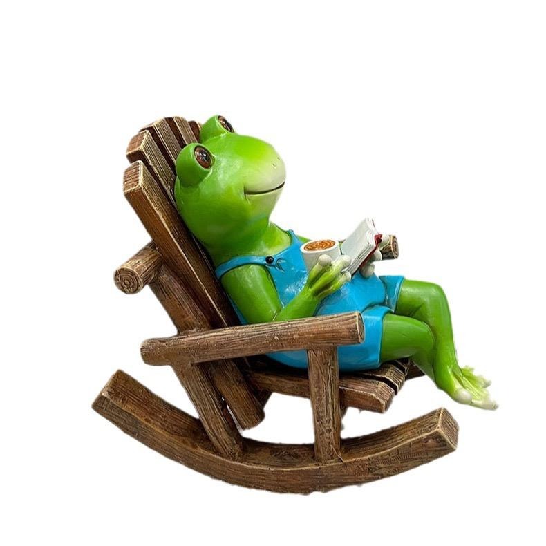 Lesender Frosch auf Schaukelstuhl, lustige Schreibtischdekoration aus Kunstharz und einzigartiges Geburtstagsgeschenk | RDW142