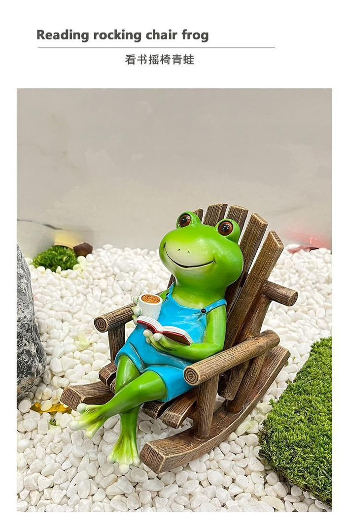 Lesender Frosch auf Schaukelstuhl, lustige Schreibtischdekoration aus Kunstharz und einzigartiges Geburtstagsgeschenk | RDW142
