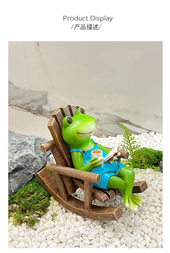 Lesender Frosch auf Schaukelstuhl, lustige Schreibtischdekoration aus Kunstharz und einzigartiges Geburtstagsgeschenk | RDW142