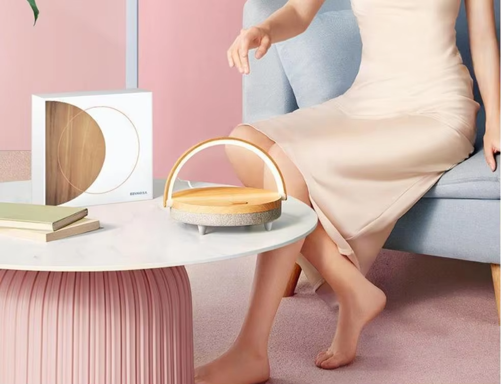 4-in-1-Nachttischlampe mit kabellosem Ladegerät, dimmbarem LED-Bluetooth-Lautsprecher, Telefonhalter und Nachtlicht als Geschenk | Ezvalo 