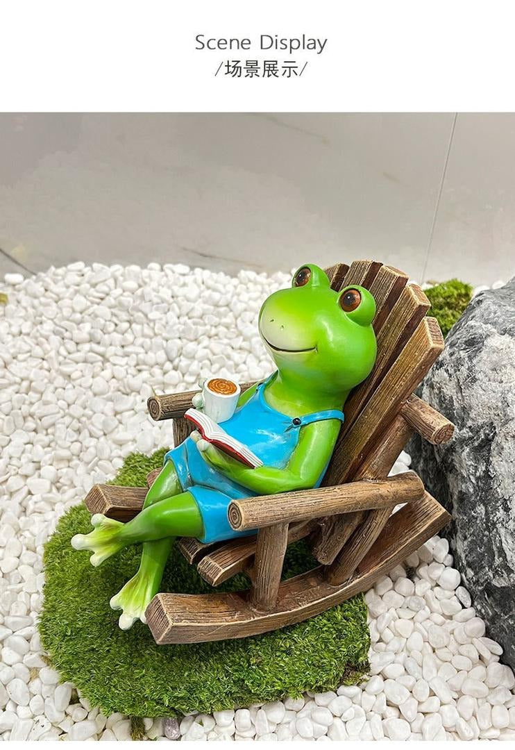 Lesender Frosch auf Schaukelstuhl, lustige Schreibtischdekoration aus Kunstharz und einzigartiges Geburtstagsgeschenk | RDW142 