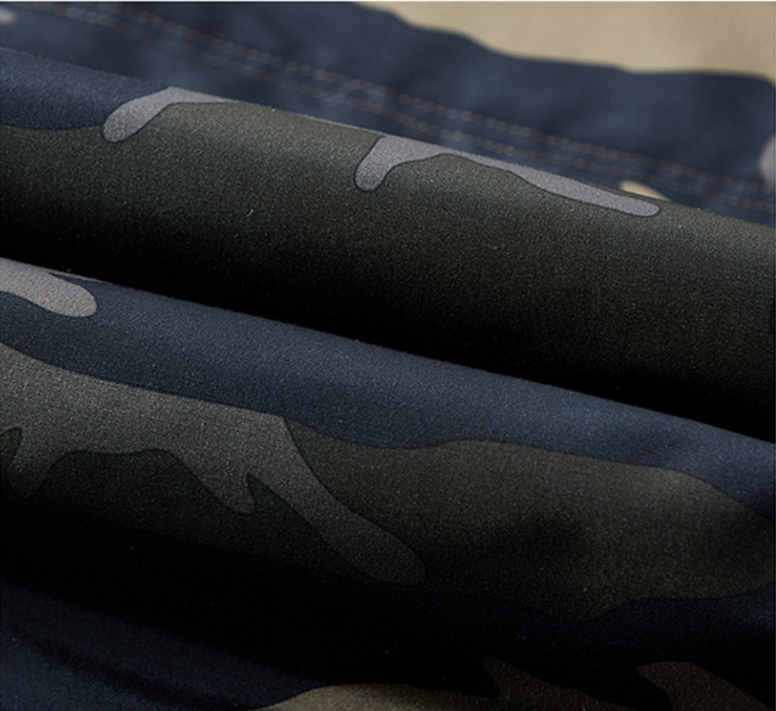 Vielseitige Camouflage-Militärjacke für Herren mit Fleecefutter, Pelzkapuze und mehreren Taschen 