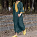 Lockerer muslimischer Herrenmantel mit Stickerei und langen Ärmeln, islamischer Abaya, Ramadan- und Eid-Outfits | 1134997 